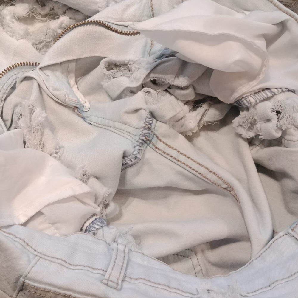 Distressed jeans - Picture 9 of 16